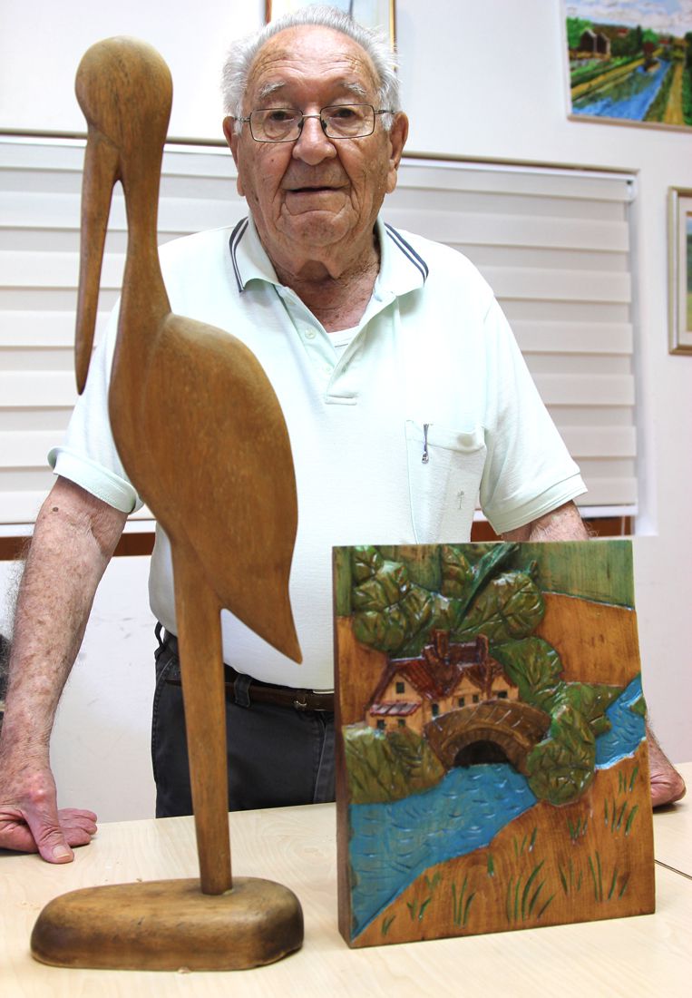 2014 год. Меир Шавит с деревянной птицей своего погибшего на войне сына: «Боль от утраты не проходит никогда, а лишь усиливается с годами». 2014 год. Меир Шавит с деревянной птицей своего погибшего на войне сына: «Боль от утраты не проходит никогда, а лишь усиливается с годами».